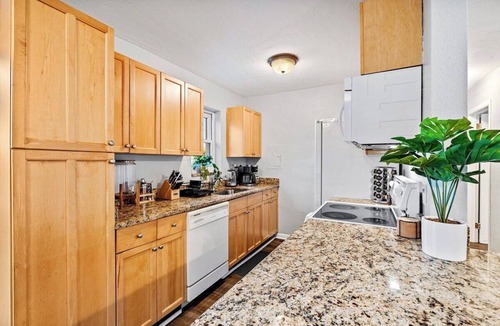 Westgate House | 4BR Bio Hack Retreat: HTD Pool~Sauna~Hot Tub~Plunge