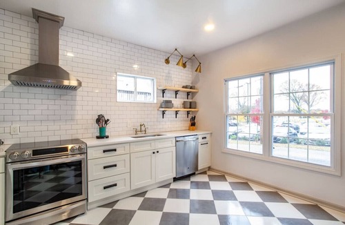 Knoxville House | 4BR Home | Private Parking near Downtown Knoxville