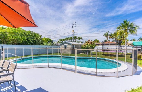 Dania Beach Apartment | 4BR House, Heated Pool 5 mins to Beach Game Room