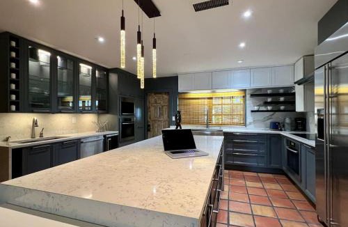 Aventura House | 4BR Lakefront Bali Vibes in Miami with Self Check in