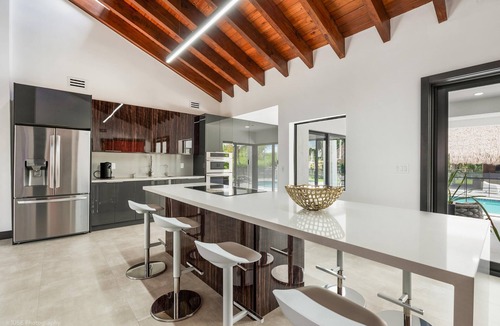Ludlam House | 4BR Luxury Oasis: Pool, Gym & Private Lake