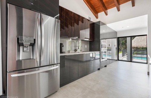Ludlam House | 4BR Luxury Oasis: Pool, Gym & Private Lake