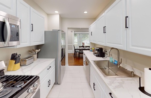 Atlanta House | 4BR Pet-Friendly Atlanta Woods Retreat