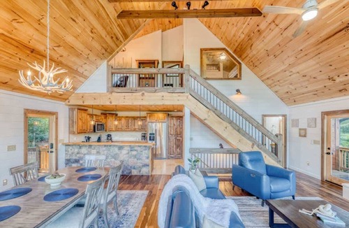 Epworth House | 4BR Pineview | Hot Tub & Scenic Views | Arcade