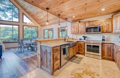 Epworth House | 4BR Pineview | Hot Tub & Scenic Views | Arcade