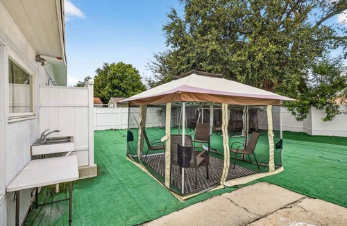 Carver City - Lincoln Gardens House | 4BR Tampa Oasis: 2 Gazebos Near Midtown & Stadium
