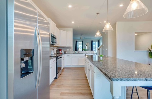 Mountain Island House | 4BR Townhouse | King Bed | Garage | Northlake