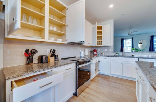 Mountain Island House | 4BR Townhouse | King Bed | Garage | Northlake