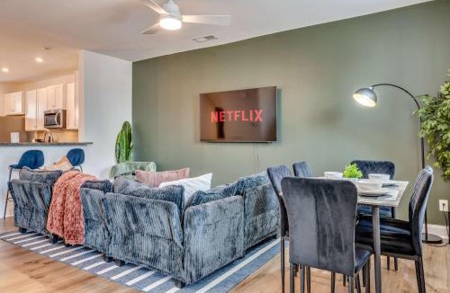 Mountain Island House | 4BR Townhouse King Bed Garage Northlake