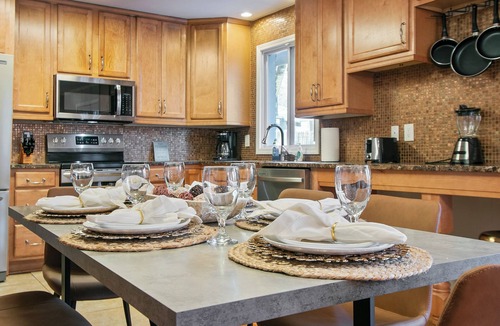 Atlanta House | 4BR w/2 Kitchens, King Suite + Yard Family & Groups Welcome
