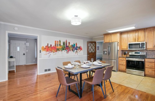 Atlanta House | 4BR w/2 Kitchens, King Suite + Yard Family & Groups Welcome
