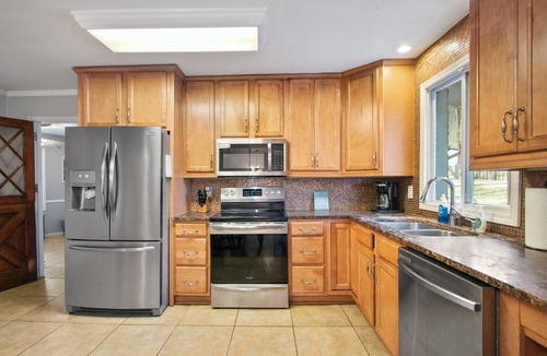 Atlanta House | 4BR w/2 Kitchens, King Suite + Yard Family & Groups Welcome
