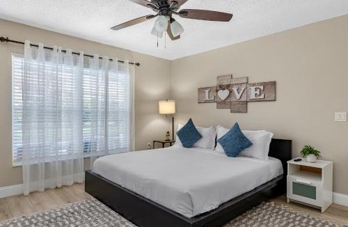 Lake Berkley House | 4BR w Heated Pool near Disney & Lake - Sleeps 10