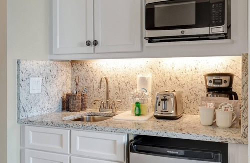 Baytowne Wharf Condo | 4th-Floor 2BR Retreat ~ Golf Cart ~ Near Baytowne Wharf!