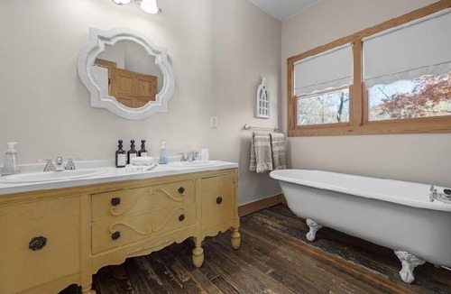 Lupton City Cabin | 4th Weeknight Free in Jan. & Feb. 2024! 20 min. From Downtown Chattanooga!