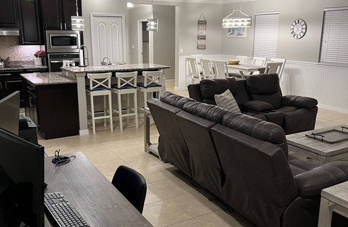 Interchange Square House | 5 Bdr, 7miles-Beach 50 min to Disney 2 Master’s 1 on 1st Fl HEATED POOL GAMEROOM