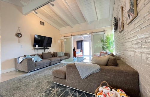 Birch Park Finger Streets Villa | 5 Bed 3.5 Bath Mediterranean Beach Villa - Perfect for Everyone