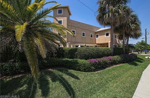 Naples Park House | 5 Bedroom Home, Easy Walk To The Beach, Very Private Pool Setting