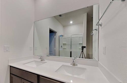 Nichols Apartment | 5 Bedroom Single family 430679 by Houzlet
