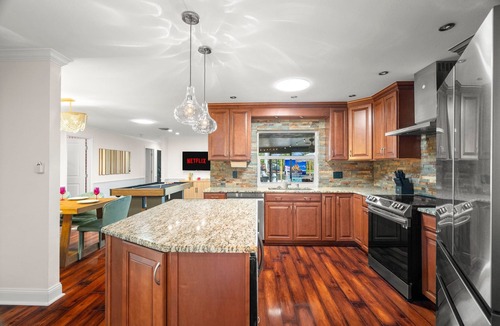Largo House | 5 Bedroom Waterfront Retreat - Heated Pool, Mini Golf & Games! Sleeps 18