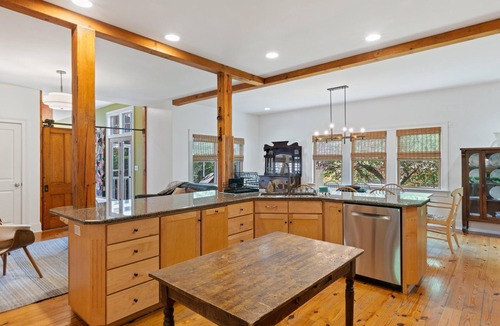 Thompson's Station House | 5 BR House, Quiet Lot, Sleeps 14! Hammock, Treehouse, Game Room, 35 Min to Nashv