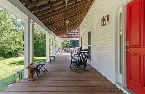 Thompson's Station House | 5 BR House, Quiet Lot, Sleeps 14! Hammock, Treehouse, Game Room, 35 Min to Nashv