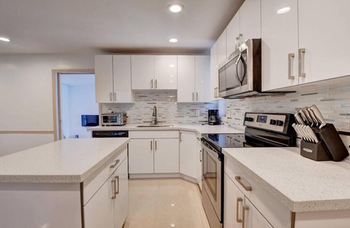 Boynton Beach House | 5 BR Mansion with Pool and non-heated Jacuzzi Games in Boynton Beach