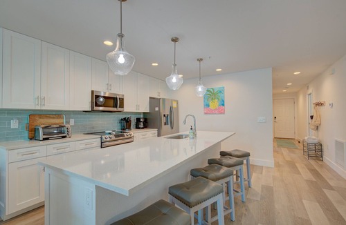 Madeira Beach Condo | 5⭐️ Coastal Luxury: 3BR, 3BA Condo with Heated Pool – Steps from the Beach