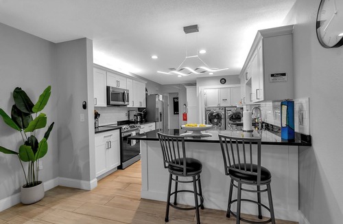 Bayshore Gardens Apartment | #5 Deluxe Queen Room w/Private Bath & Exterior Entry