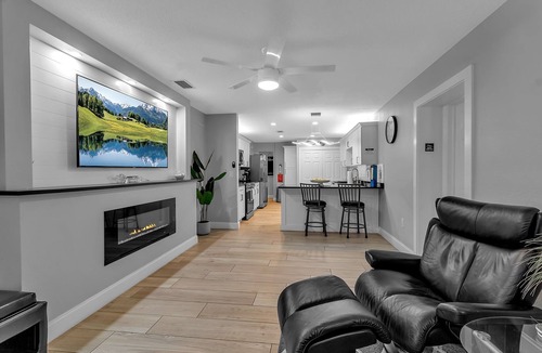 Bayshore Gardens Apartment | #5 Deluxe Queen Room w/Private Bath & Exterior Entry