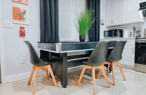 Center City Apartment | 5 King Beds/2 Free Driveway Parking/Pool Table