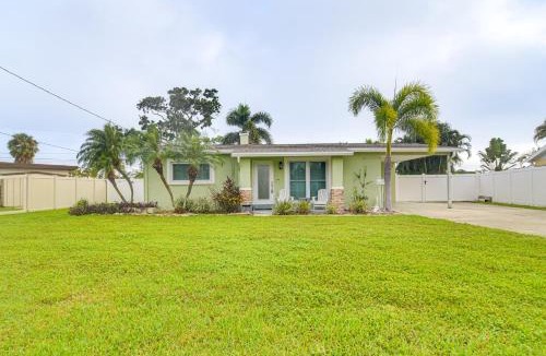 Shore Acres House | 5 Mi to Dtwn Pet-Friendly Home in St Petersburg!