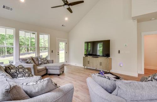 Central House | 5 Mi to Memorial Stadium & Beach: Modern Townhome