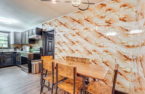 Marietta Cottage | 5 Mi to Town: Pet-friendly Retreat in Marietta!