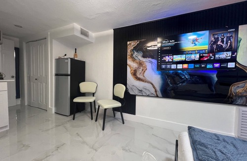 West Hollywood Apartment | 5 min. From The Guitar Charming 1-bedroom apartment with AC, WiFi in Hollywood