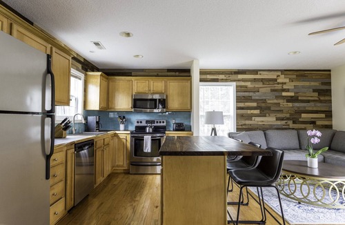 Woodfin House | 5 min to DT AVL ! Sparkling CLEAN, hip chic
