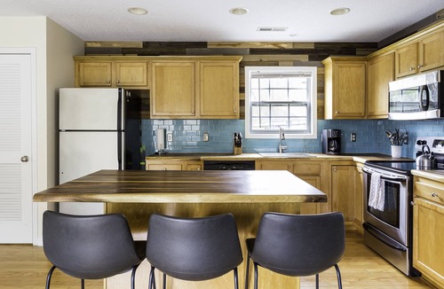 Woodfin House | 5 min to DT AVL ! Sparkling CLEAN, hip chic