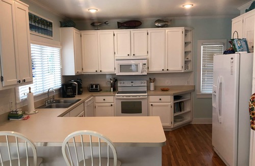 East End House | 5 min to Gulf beach. On bike path. Pvt htd pool. Boat parking. Great kitchen.