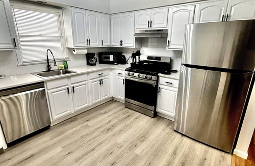 Ironbound District Apartment | 5 MINS TO NEWARK EWR INT AIRPORT. NYC. MANHATTAN. TIMES SQUARE. PARKING. LAUNDRY
