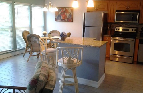 Gulf Gate Estates Condo | 5 minutes drive to nr Siesta Key 1/1 Large condo. The pool heated