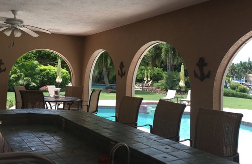 Bay Isle House | 5⭐️ SIESTA KEY WATERFRONT RANCH, POOL, DOCK, LIFT, DESK AREA, MASSAGE ROOM