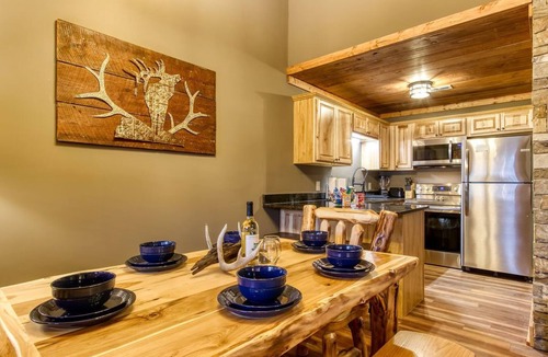 Gatlinburg Condo | 5* Star LUXURY ~ 3BR/3BATH ~ Downtown Gatlinburg ~ WALK EVERYWHERE ~ Sleeps 6