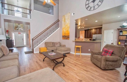 Cliftondale House | 5-Star Luxury Home Sleeps 22+ Airport proximity