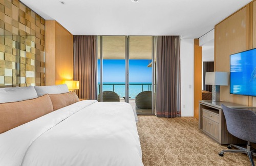 Bal Harbour Hotel | 5 Star★Ocean Front 1478 Sq Ft Plus two large balconies Apartment sleeps 4-5