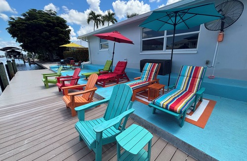 Matlacha House | 50’ of Dock for your boats. Hot tub, Boatlift, walk 2 restaurants Xtra parking.