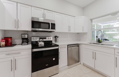 North Miami Beach House | 5BD Beach House, Sun, Pool, BBQ & Shop! Beach & Aventura Mall – Sleeps 26!