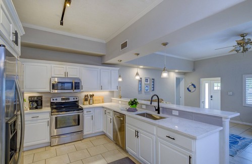 South Sarasota House | 5bdr newly remodeled house, heated pool & minutes to Siesta Key beach!