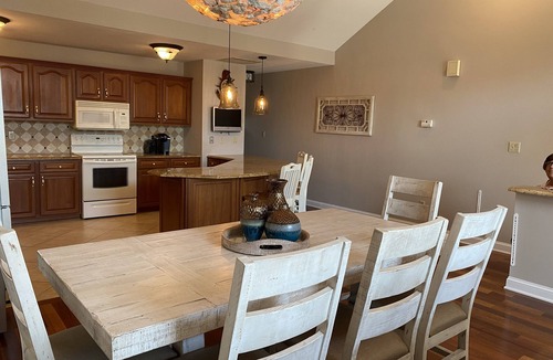 North End House | 5BR on Central Ave, 1.5 blocks from beach in Gold Coast