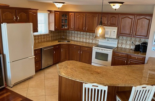North End House | 5BR on Central Ave, 1.5 blocks from beach in Gold Coast