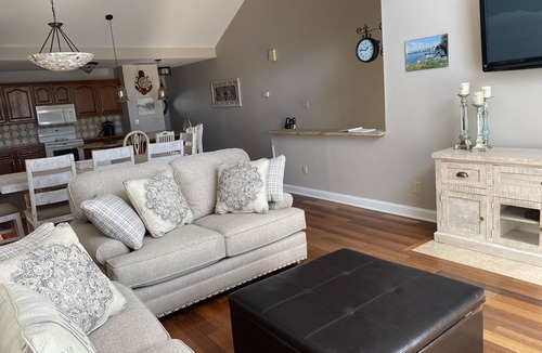 North End House | 5BR on Central Ave, 1.5 blocks from beach in Gold Coast